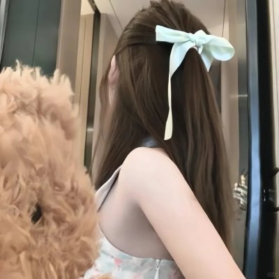 照片中的女孩